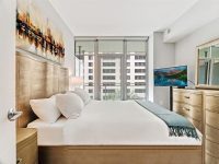 Modern Luxury Apartment in Bethesda | Pool, Gym & Rooftop Views - Image 2