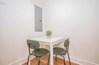 Modern & Cozy Suite Centrally Located Free Parking - Image 10