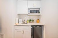 Modern & Cozy Suite Centrally Located Free Parking - Image 9